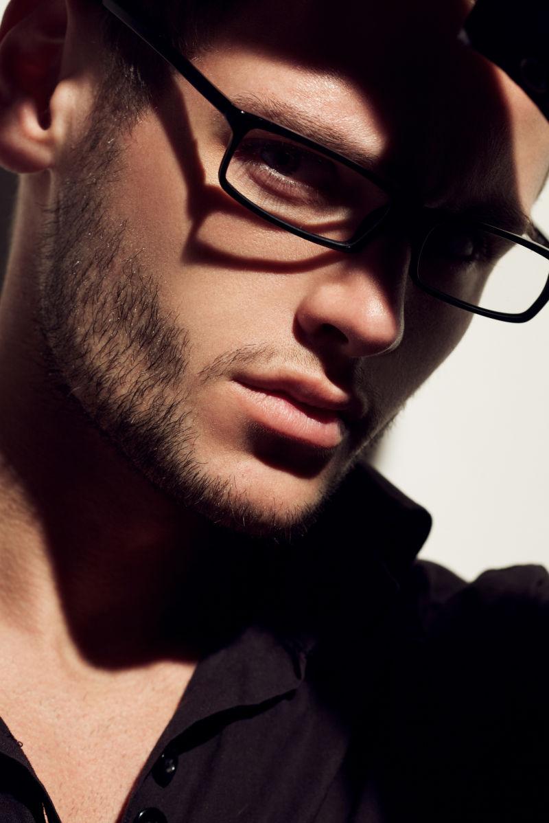 眼镜背后的优雅 时尚眼镜如何为现代男士魅力加分